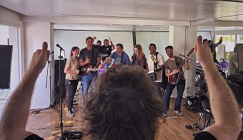 http://www.lacorameco.com.ar/imagenes/milei_canta1.jpg